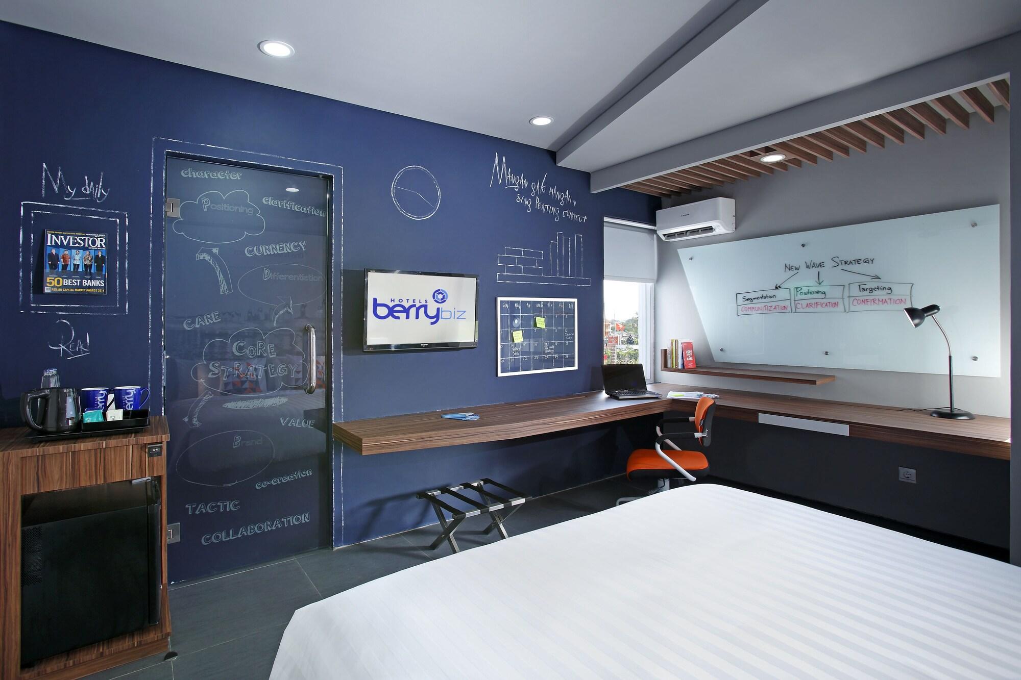 Berry Biz Hotel Seminyak Buitenkant foto